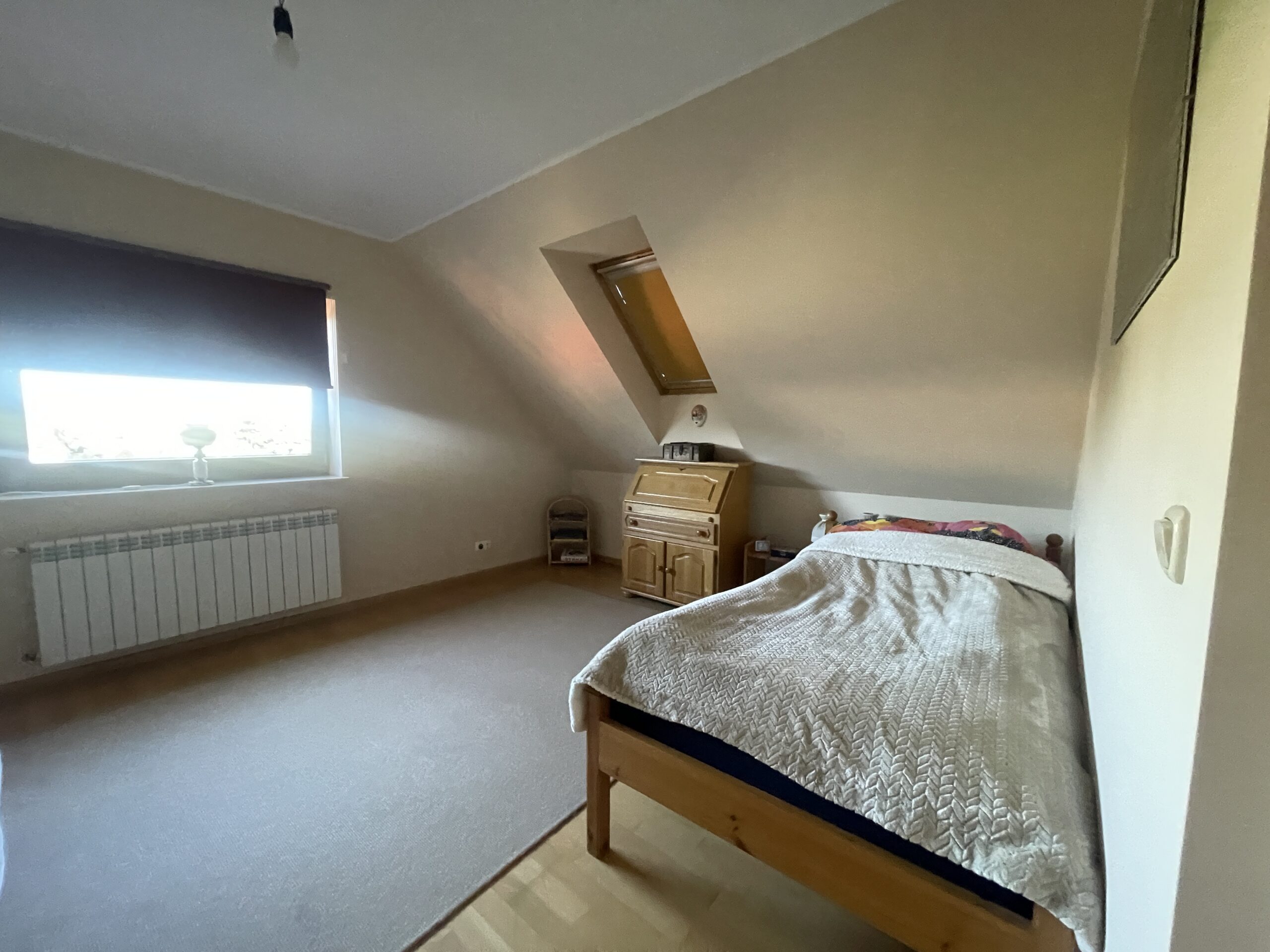 pokój drewno po home stagingu